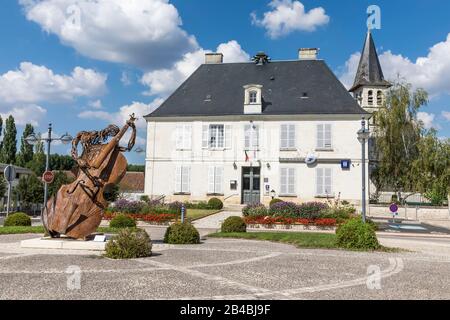 Frankreich, Indre et Loire, Perrusson, Skulptur von Fred Chabot auf dem Rathausplatz Stockfoto