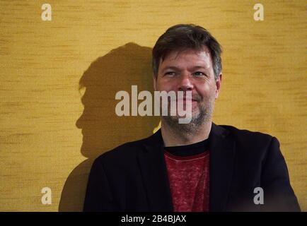 Robert Habeck in Marktoberdorf, 5. März 2020. Der Politiker Robert HABECK, Bundesvorsitzender Bündnis 90 die Gruenen spricht bei seinem Besuch im Kino Filmburg am 5. März 2020 in Marktoberdorf © Peter Schatz / Alamy Live News Stockfoto