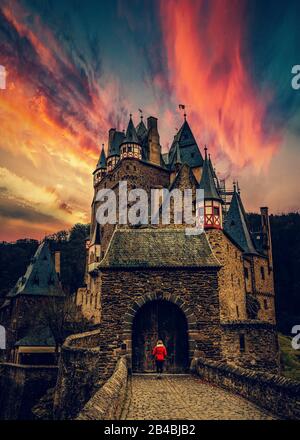 Burg Eltz Burg Deutschland bei Sonnenuntergang, Burg Eltz im rheinland-pfälzischen Land, Deutschland. Stockfoto