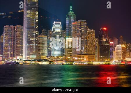 Hongkong, CHINA - CIRCA JANUAR 2019: Blick auf die Central Ferry Piers und das IFC Mall mit Central District im Hintergrund, wie aus Victoria Har hervorgeht Stockfoto