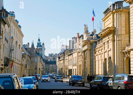 Frankreich, Cote d'Or, Dijon, von der UNESCO zum Weltkulturerbe erklärt, Rue de la Prefecture (Präfektur Straße) in der Kirche Notre Dame im Hintergrund Stockfoto