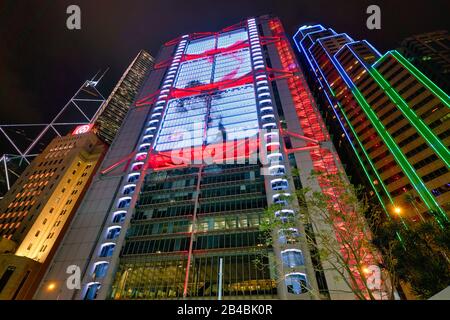 Hongkong, CHINA - CIRCA JANUAR 2019: Niedriger Blickwinkel auf das HSBC-Hauptgebäude in Hongkong. Stockfoto