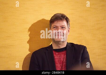 Robert Habeck in Marktoberdorf, 5. März 2020. Der Politiker Robert HABECK, Bundesvorsitzender Bündnis 90 die Gruenen spricht bei seinem Besuch im Kino Filmburg am 5. März 2020 in Marktoberdorf © Peter Schatz / Alamy Live News Stockfoto