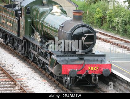 Die GWR 7800 'Manor'-Klasse, Nr. 7827 'Lydham Manor' im Kingswear Station der Dartmouth Steam Railway: South Devon, England, Großbritannien Stockfoto