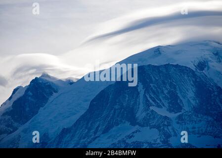 Frankreich, Haute Savoie, Alpen, Mont-Blanc (4807) und Mont-Maudit (4465 m) mit Lentikularwolke Stockfoto