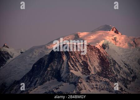 Frankreich, Haute Savoie, Alpen, Mont-Blanc (4807) und Mont-Maudit (4465 m) bei Sonnenuntergang Stockfoto