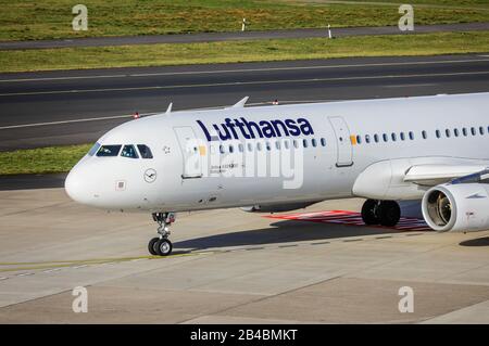 Düsseldorf, Nordrhein-Westfalen, Deutschland - Lufthansa, Airbus A321-231 Maschinen warten auf Start am Flughafen Düsseldorf International Airport, D-AIDI. Stockfoto