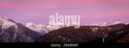 Frankreich, Alpes-Maritimes, Nationalpark Mercantour, Tinée-Tal, Roya-Tal, im Hintergrund die Grenzgipfel von Mont-Malinvern (2938 m) und Cime de Tavels (2795 m) Stockfoto