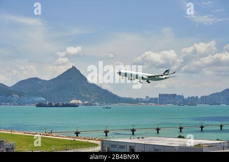 Hongkong, CHINA - 04. JUNI 2015: Ein Cathay Pacific Airbus A330 kommt am internationalen Flughafen Hongkong an Stockfoto