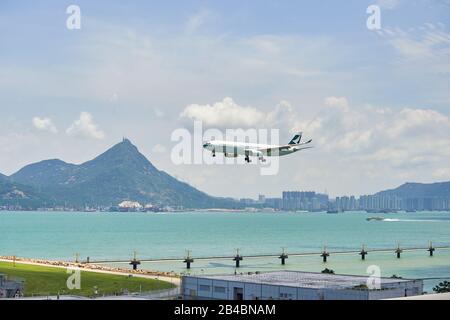 Hongkong, CHINA - 04. JUNI 2015: Ein Cathay Pacific Airbus A330 kommt am internationalen Flughafen Hongkong an Stockfoto