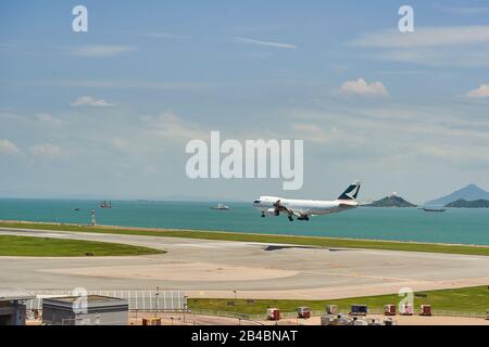 Hongkong, CHINA - 04. JUNI 2015: Eine Cathay Pacific Boeing 747 kommt zum internationalen Flughafen Hongkong Stockfoto