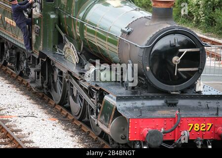 Die GWR 7800 'Manor'-Klassenlok Nr. 7827 'Lydham Manor' im Kingswear Station der Dartmouth Steam Railway: South Devon, England, Großbritannien Stockfoto