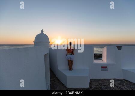 Brasilien, Bundesstaat Bahia, Salvador de Bahia, an den Wällen des Forts Santa Maria Woman, das den Sonnenuntergang bewundert Stockfoto