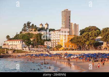 Brasilien, Bundesstaat Bahia, Salvador de Bahia, bei Sonnenuntergang ein Moment der Entspannung und des Schwimmens am Strand von porto da Barra Stockfoto