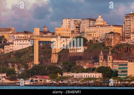 Brasilien, Bundesstaat Bahia, Salvador de Bahia, von der Bucht aller Heiligen aus Blick auf den Lacerda-Aufzug und die Stadt Stockfoto