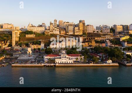 Brasilien, Bundesstaat Bahia, Salvador de Bahia, Blick auf die Bucht aller Heiligen, die Küste und den Hintergrund der Stadt Stockfoto
