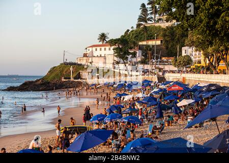 Brasilien, Bundesstaat Bahia, Salvador de Bahia, bei Sonnenuntergang Moment der Entspannung und Schwimmen am Strand des Leuchtturms von Barra Stockfoto