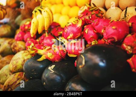 Unidentifizierte Frau in seinem Obst- und Gemüse-Geschäft auf dem Hauptmarkt der Stadt, im Süden Indiens, Asien. GOA, INDIEN Stockfoto
