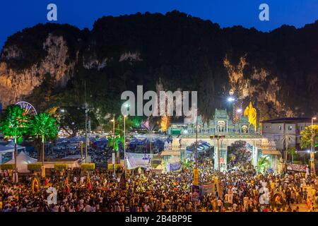 Malaysia, Selangor State, Batu Caves, Hindu-Festival Thaipusam Procession, Feier des gottes Murugan, Sohn von Shiva und Parvati, Menge von Pilgern im Morgengrauen, vor dem Tor und der Treppe, die zum Batu Caves Sanctuary führen Stockfoto