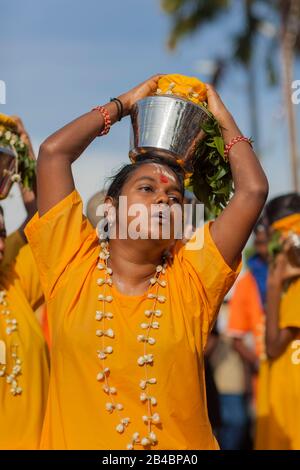 Malaysia, Selangor State, Batu Caves, Hindu-Festival Thaipusam Procession, Feier des gottes Murugan, Sohn von Shiva und Parvati, junge Frau in Trance und mit dem Kawadi, mit Schüssel Stockfoto