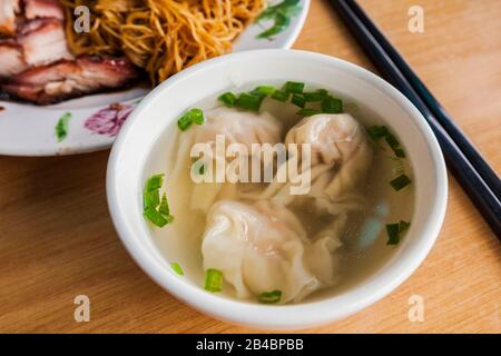 Malaysia, Kuala Lumpur Federal Territory, Kuala Lumpur, Jalan Alor Night Food Court, Schüssel mit chinesischen Knödel in einer Brühe Stockfoto