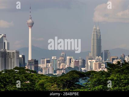 Malaysia, Kuala Lumpur Federal Territory, Kuala Lumpur, allgemeiner Blick auf die Stadt vom Thean-Hou-Tempel, mit dem Menara-Turm des Architekten Kampulan Senireka und den Petronas-Türmen des Architekten Cesar Pelli Stockfoto