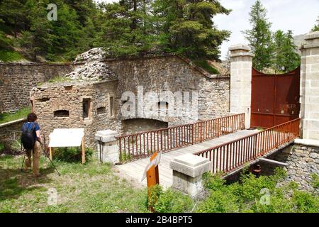 Frankreich, Alpen de Haute Provence, Ubaye, Saint Paul sur Ubaye, Tournoux Hamlet, Female Wanderer vor dem Militärfort Caurres, oberhalb des Dorfes Stockfoto