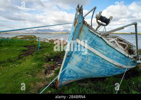 Wrecked Boat, Roundstone, County Galway, Irland Stockfoto