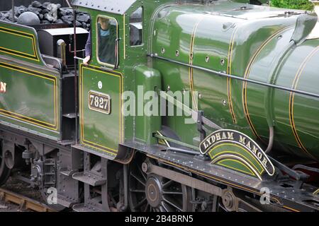 GWR 'Manor'-Klasse, Nr. 7827 'Lydham Manor' im Kingswear Station der Dartmouth Steam Railway: Nahaufnahme von Kabine und Tender: Devon, England Stockfoto