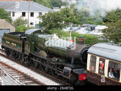 Die Lok "Lydham Manor" der Klasse GWR 7800 'Manor' bereitet sich darauf vor, einen Zug von der Kingswear Station auf der Dartmouth Steam Railway, Devon, England, Großbritannien, zu schleppen Stockfoto