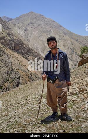 Bachtiari-Nomaden im Zagros-Gebirge, aufgenommen am 8. Juni 2017 in der Nähe des Bergdorfs Sar-e Agha Seyed im Zagros-Gebirge westlich der Stadt Chelgerd im Iran. Weltweite Verwendung Stockfoto