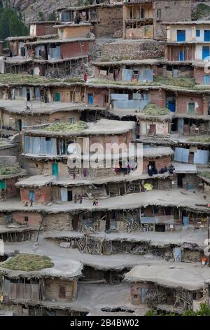 In Chelgerd, Iran. Juni 2017. Das Bergdorf Sar-e Agha Seyed im Zagros-Gebirge westlich der Stadt Chelgerd im Iran wurde am 8. Juni 2017 eingenommen. Weltweite Nutzung Credit: Dpa / Alamy Live News Stockfoto