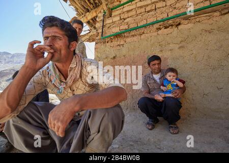 In Chelgerd, Iran. Juni 2017. Bewohner des Bergdorfs Sar-e Agha Seyed im Zagros-Gebirge westlich der Stadt Chelgerd im Iran, aufgenommen am 9. Juni 2017. Weltweite Nutzung Credit: Dpa / Alamy Live News Stockfoto