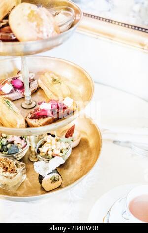 Kuchenständer voller köstlichen Kuchen und Gebäckstücke in einem englischen Teashop. Stockfoto