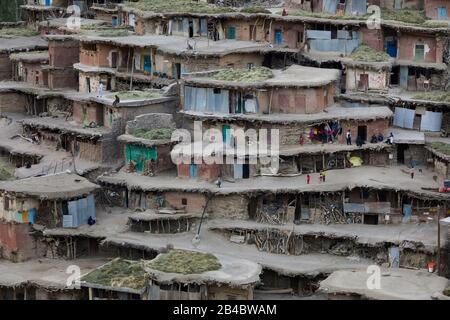 In Chelgerd, Iran. Juni 2017. Das Bergdorf Sar-e Agha Seyed im Zagros-Gebirge westlich der Stadt Chelgerd im Iran wurde am 8. Juni 2017 eingenommen. Weltweite Nutzung Credit: Dpa / Alamy Live News Stockfoto