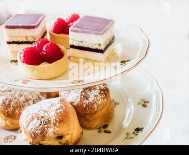 Ein stand mit köstlichen Kuchen für einen englischen Nachmittagstee. Stockfoto