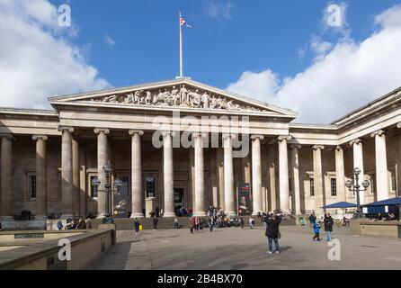 British Museum London UK; Personen am Haupteingang, außerhalb des British Museum, London UK, eines von vielen Londoner Museen Stockfoto