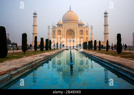 Taj Mahal Grab mit Spiegelung im Wasser am blauen dramatischen Himmel in Agra, Uttar Pradesh, Indien. Dies ist eine der Exkursionen des Luxuszuges Mahar Stockfoto