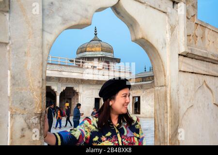 Agra Fort Musamman burj Kuppel mit weißer Marmorarchitektur und Schnitzereien. Red Fort Agra gehört zum UNESCO-Weltkulturerbe. Dies ist eine der Exkursionen Stockfoto