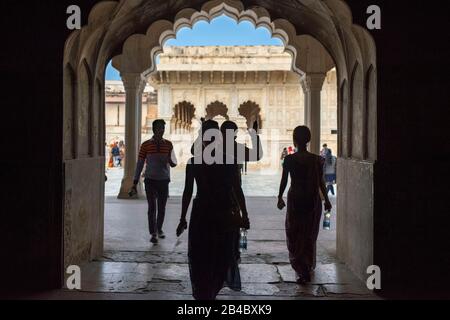 Agra Fort Musamman burj Kuppel mit weißer Marmorarchitektur und Schnitzereien. Red Fort Agra gehört zum UNESCO-Weltkulturerbe. Dies ist eine der Exkursionen Stockfoto