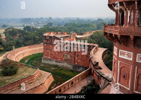 Agra Fort Musamman burj Kuppel mit weißer Marmorarchitektur und Schnitzereien. Red Fort Agra gehört zum UNESCO-Weltkulturerbe. Dies ist eine der Exkursionen Stockfoto