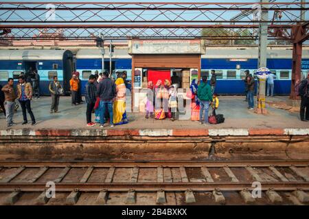 Aus den Fenstern des Schnellzugs des Luxuszuges Maharajas. Der Schlafwagenzug wurde im Jaipur Junction Railway Station Rajasthan India gestoppt. Stockfoto