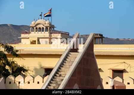 Jantar Mantar Sternwarte Komplex am blauen Himmel in Jaipur, Rajasthan, Indien. Dies ist eine der Exkursionen des Luxuszuges Maharajas Express. Stockfoto