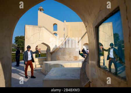 Jantar Mantar Sternwarte Komplex am blauen Himmel in Jaipur, Rajasthan, Indien. Dies ist eine der Exkursionen des Luxuszuges Maharajas Express. Stockfoto