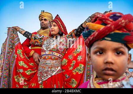 Familie im traditionellen Kleid für Fotos vor Jal Mahal, Wasserpalast in Jaipur. Rajasthan. Dies ist eine der Exkursionen des Luxus-Trai Stockfoto