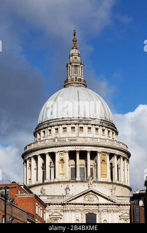 Die Kuppel der St Pauls Cathedral London UK, einer anglikanischen Kathedrale aus dem 17. Jahrhundert. London Großbritannien Stockfoto