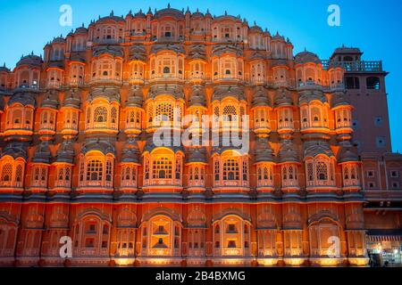 Fassade des Palastes der Winde, Hawa Mahal, Jaipur, Rajasthan, Indien, Asien. Dies ist eine der Exkursionen des Luxuszuges Maharajas Express. Stockfoto