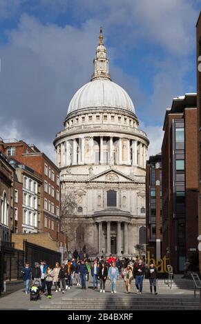 St. Pauls Cathedral, London, von der Millennium Bridge aus, London England Großbritannien Stockfoto