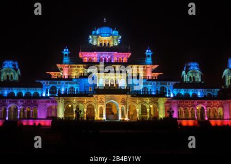 Der Stadtpalast des Museums Albert Hall beleuchtete nachts in Jaipur Rajasthan, Indien. Dies ist eine der Exkursionen des Luxuszuges Maharajas Express. Stockfoto