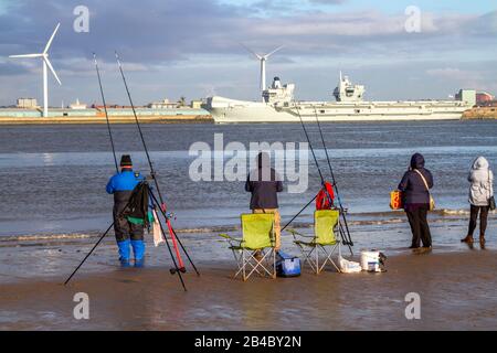 Liverpool, Merseyside. Wetter in Großbritannien. März 2020. Die "HMS Prince of Wales", ein 65.000 Tonnen schwerer Flugzeugträger, wurde im Kreuzfahrtschiffterminal von Liverpool angedockt; Die "HMS Prince of Wales" verlässt nach einem 7-tägigen Besuch den Hafen von Liverpool. Ihre Ankunft zeigt die wachsende Bedeutung Liverpools und die Rückkehr seines Status als eine der führenden Hafenstädte der Welt. Kredit: MediaWorldImages/AlamyLiveNew Stockfoto